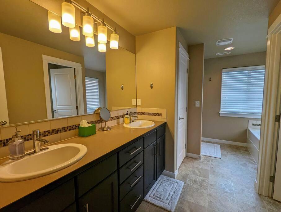 Spacious 3-Bedroom Home With Outdoor Space Eugene Eksteriør bilde